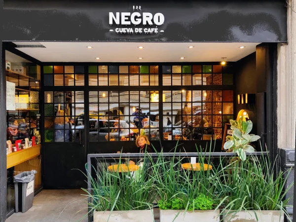 NegroCuevadeCafe-Tucuman1327_Fachada-1-scaled