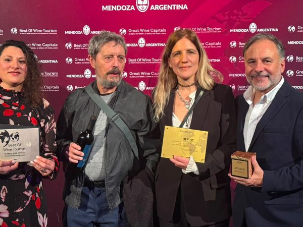 Staff Autores por los Caminos del VIno (Chechu Flores, Andres Gabrielli, Jimena Silvestri, Gustavo Flores Bazan) (2)