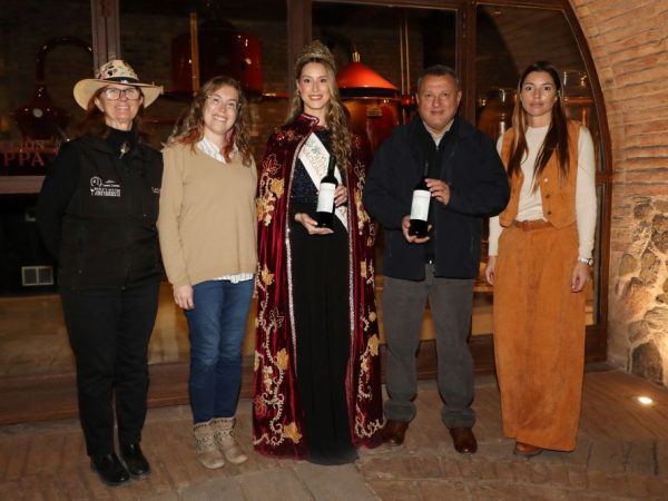 verallia-Walter-Formica-y-Alejandrina-Funes-junto-al-equipo-de-Bodega-Catena-Zapata-002